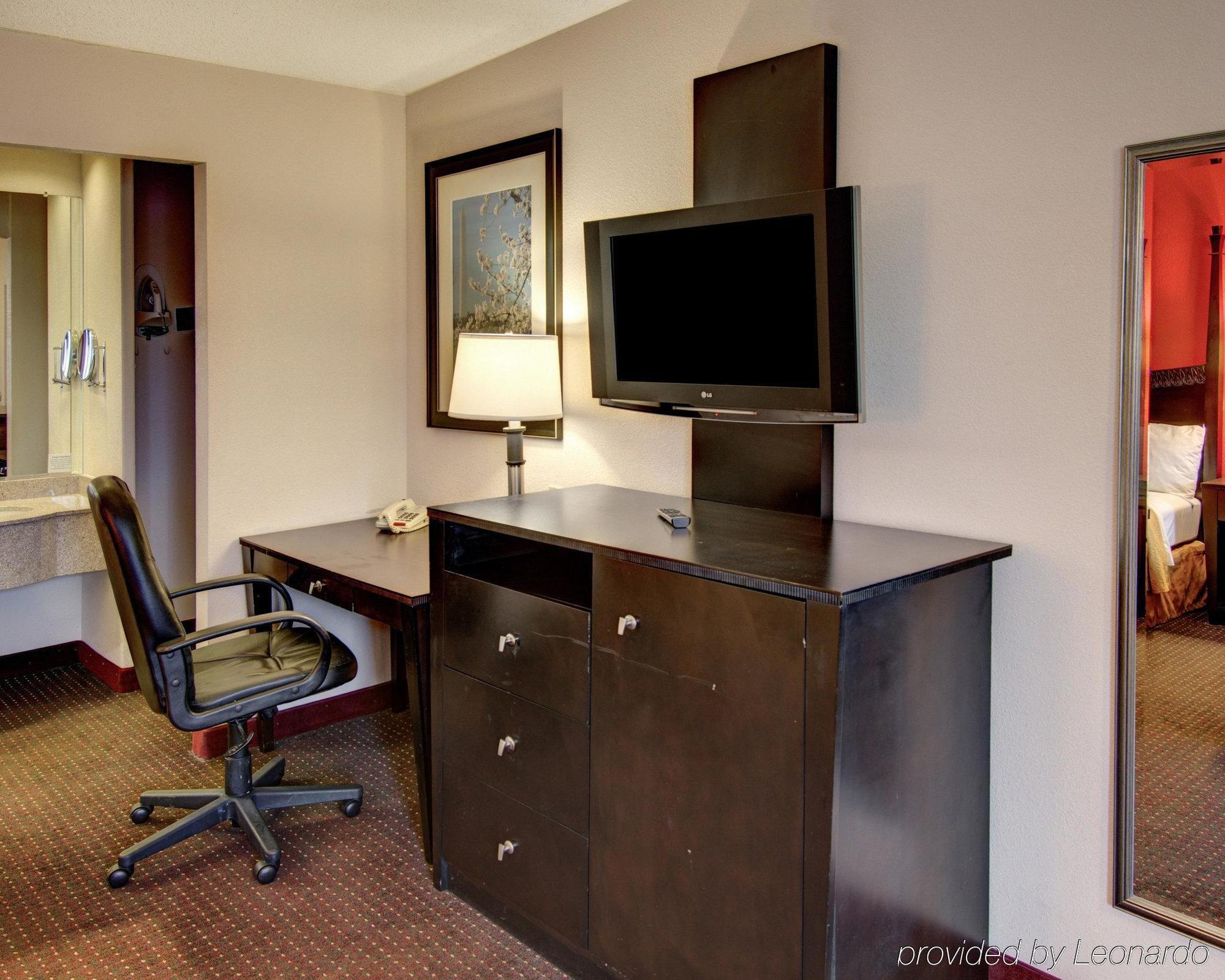 Quality Inn & Suites College Park Buitenkant foto