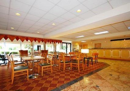Quality Inn & Suites College Park Buitenkant foto
