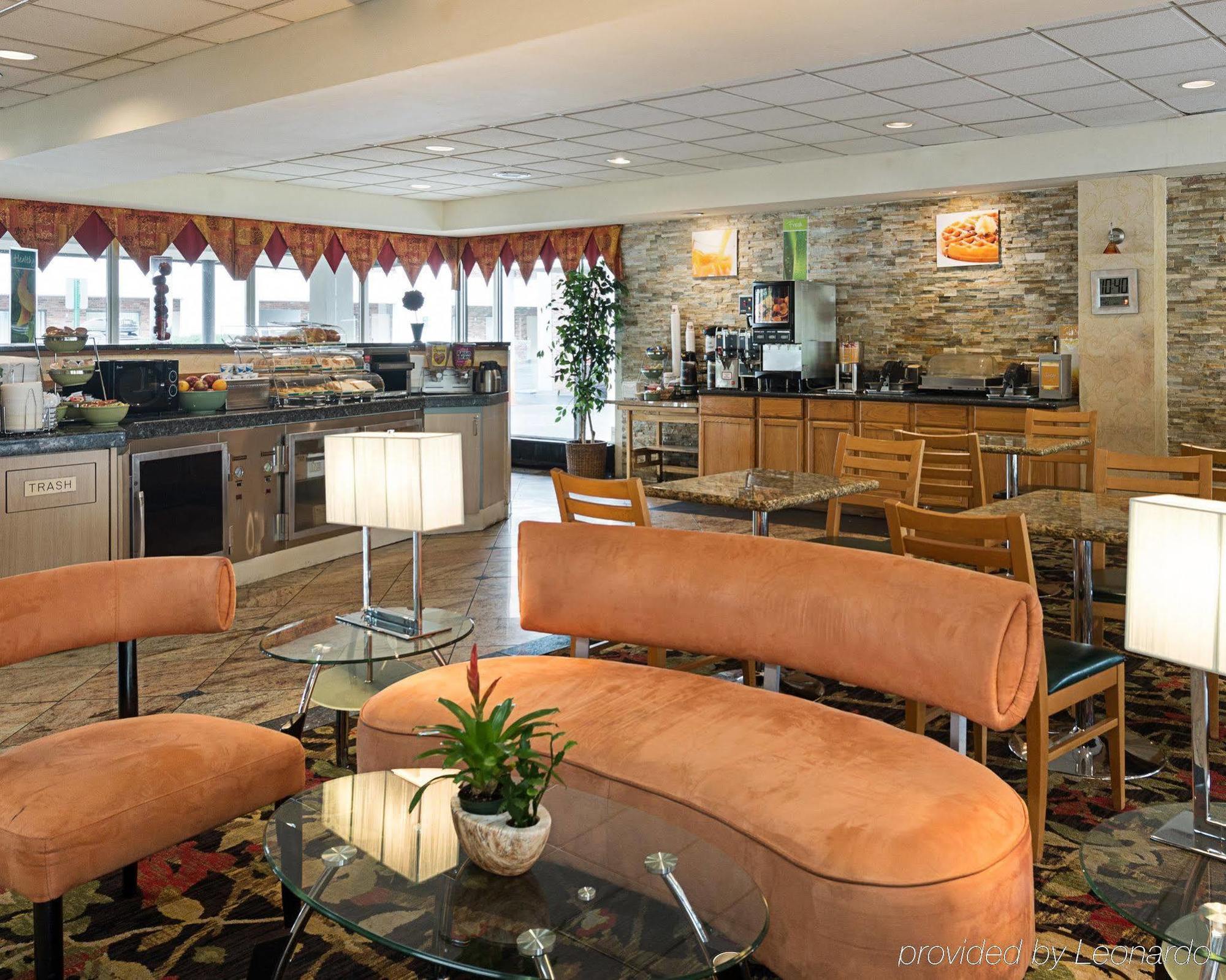 Quality Inn & Suites College Park Buitenkant foto