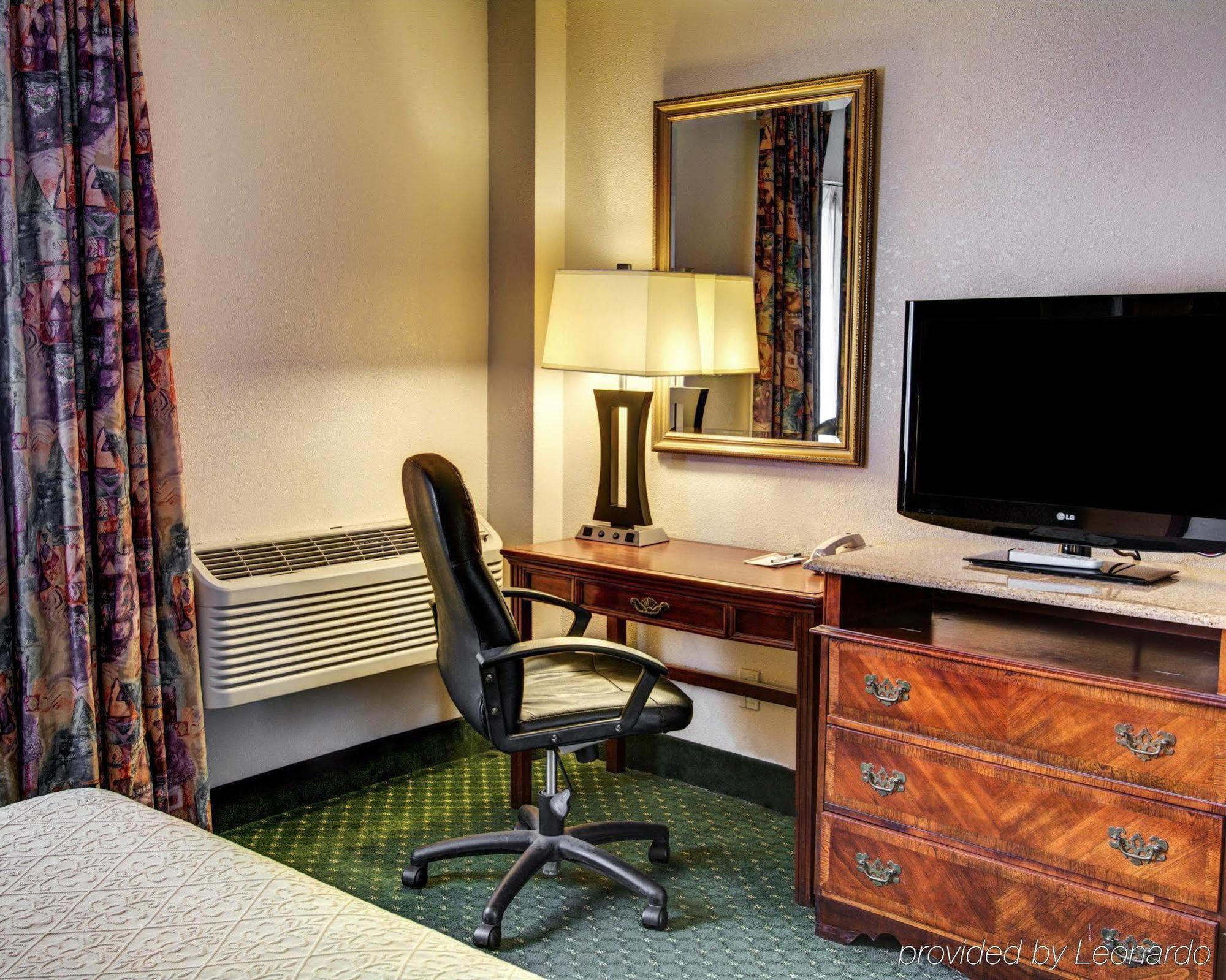 Quality Inn & Suites College Park Buitenkant foto